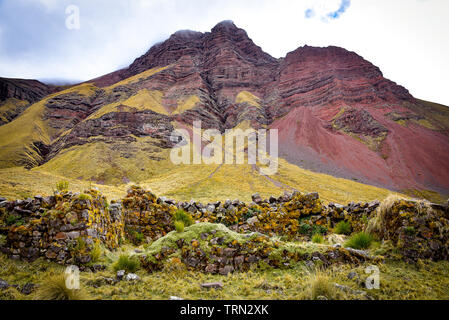 Dramatische Berglandschaft auf der Ancascocha Trek zwischen Cusco und Machu Picchu Stockfoto