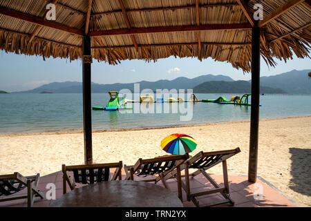 Monkey Island, Stadt Nha Trang, Khanh Hoa Provinz, Vietnam - 17. Mai 2019: Zelte und Stühle aus Holz, Tische am Strand von Monkey Island Tour mit Stockfoto