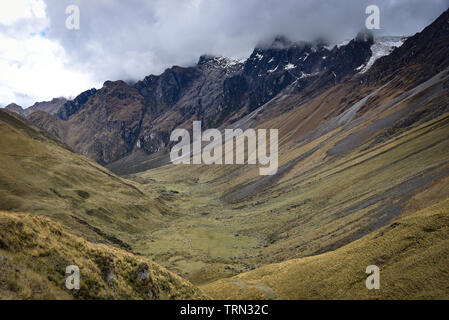 Dramatische Berglandschaft auf der Ancascocha Trek zwischen Cusco und Machu Picchu Stockfoto