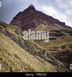 Dramatische Berglandschaft auf der Ancascocha Trek zwischen Cusco und Machu Picchu Stockfoto