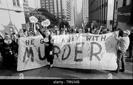 Die Demonstranten der Dan White Satz in der Ermordung von Bürgermeister George Moscone und gay Supervisor, Harvey Milk, März und tragen" erhielt er mit Mord weg" Banner, in San Francisco, 1970 s Stockfoto