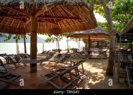 Monkey Island, Stadt Nha Trang, Khanh Hoa Provinz, Vietnam - 17. Mai 2019: Zelte und Stühle aus Holz, Tische am Strand von Monkey Island Tour mit Stockfoto