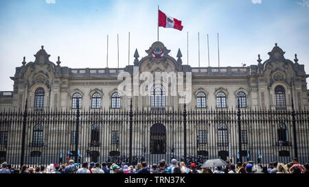 Lima, Peru - April 7, 2018: die Touristen beobachten, die den Wachwechsel Zeremonie ausserhalb der peruanischen Regierung Palace Stockfoto