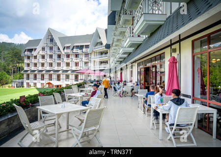 Swiss-Belresort Tuyen Lam, Stadt Da Lat, Provinz Lam Dong, Vietnam - Mai 22, 2019: Das Restaurant im Freien im luxuriösen Resort Swiss-Belresort Tuyen L Stockfoto