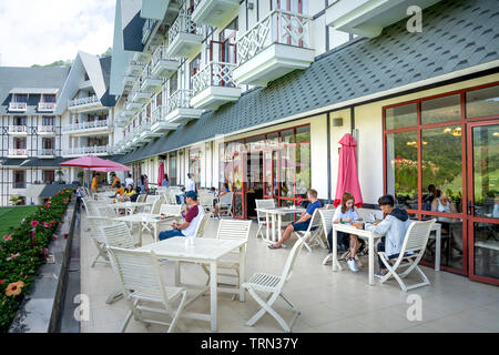 Swiss-Belresort Tuyen Lam, Stadt Da Lat, Provinz Lam Dong, Vietnam - Mai 22, 2019: Das Restaurant im Freien im luxuriösen Resort Swiss-Belresort Tuyen L Stockfoto