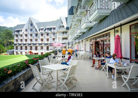 Swiss-Belresort Tuyen Lam, Stadt Da Lat, Provinz Lam Dong, Vietnam - Mai 22, 2019: Das Restaurant im Freien im luxuriösen Resort Swiss-Belresort Tuyen L Stockfoto