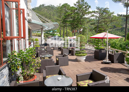 Swiss-Belresort Tuyen Lam, Stadt Da Lat, Provinz Lam Dong, Vietnam - Mai 22, 2019: Das Restaurant im Freien im luxuriösen Resort Swiss-Belresort Tuyen L Stockfoto