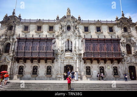 Lima, Peru - April 7, 2018: Die kunstvolle Fassade der Palast der Erzbischöfe in Lima Colonial Plaza de Armas Stockfoto