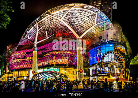 Singapur - Dez 1, 2018: Weihnachten Beleuchtung Dekoration vor ION Orchard Einkaufszentrum in der Orchard Road in Singapur. Stockfoto