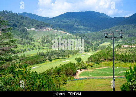 Swiss-Belresort Tuyen Lam, Stadt Da Lat, Provinz Lam Dong, Vietnam - Mai 22, 2019: Der Golfplatz im luxuriösen Resort Swiss-Belresort Tuyen Lam, Da Stockfoto