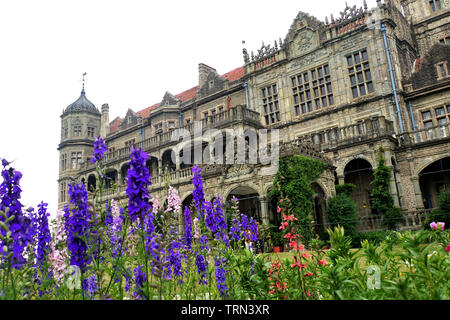 Ungewöhnliche Perspektive der ehemaligen Viceregal Lodge in Shimla Stockfoto