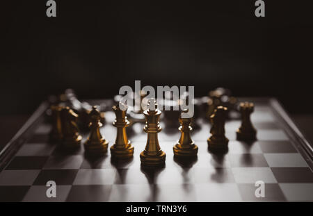 Golden Schach spiel strategie Sieger auf Schachbrett, Business planing starke Konzept mit dunklem Hintergrund. Stockfoto