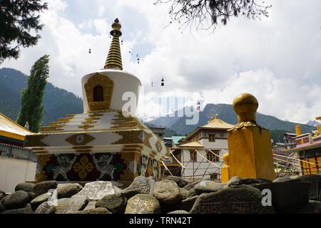 Mani Steine und Stupa in der nyingmapa buddhistischen Tempel Stockfoto