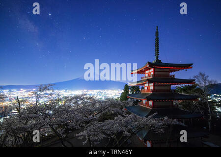 Asien, Japan, Honshu, Yamanashi Präfektur, Fujiyoshida, Mt Fuji (3776 m) - UNESCO-Welterbe, Sengen Arakurayama Chureito Pagode im Park Stockfoto