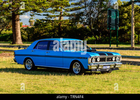 Port Adelaide, South Australia - Oktober 14, 2017: Iconic Australische gemacht Ford Falcon 351-GT auf dem Gras an einem Tag geparkt Stockfoto