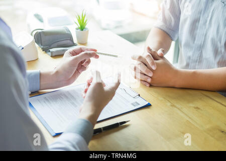 Hand eines Arztes mit Stethoskop. Temperatur, Fieber, Grippe oder Diagnose- und kranke Patienten, die im Krankenhaus Stockfoto