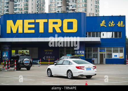 8. Juni 2019, Wuhan China: METRO Cash und Carry chinesischen store Außenansicht mit Logo in China Stockfoto