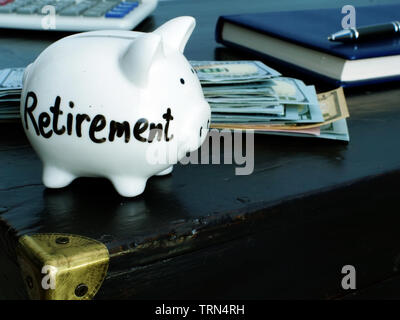 Sparen für den Ruhestand. Sparschwein auf vintage Tabelle. Stockfoto