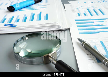 Lupe und Business Report für die Prüfung. Stockfoto