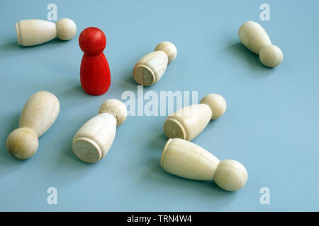 Erfolg geschäftlichen Vorteil im Wettbewerb Konzept. Rote Figur als Symbol Wettbewerbsvorteil. Stockfoto