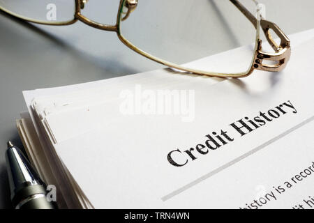 Kredit History Report Papier und Stift. Stockfoto