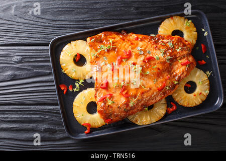 Thailändische Küche von lachsfilet überbacken mit Ananas in Chili süßen Soße close-up auf einem Teller auf den Tisch. horizontal oben Ansicht von oben Stockfoto