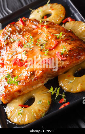 Lachsfilet überbacken mit Ananas in Chili süßen Soße close-up auf einem Teller auf den Tisch. Vertikale Stockfoto