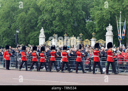 Royal Irish Regiment mit der irischen Guard kombiniert vorbei marschierenden Kanada Tor auf der Mall für die Farbe 2019 Stockfoto