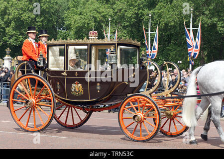Die Königin von England in der Schottischen Zustandreisebus, Verlassen den Buckingham Palace für die Farbe 2019 Stockfoto