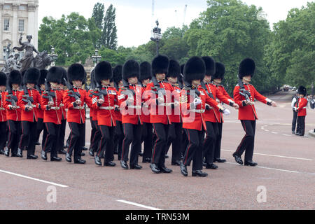 Die Scots Guards auf der Mall für die Farbe 2019, eines der ältesten gebildet Regimenter in die reguläre Armee Stockfoto