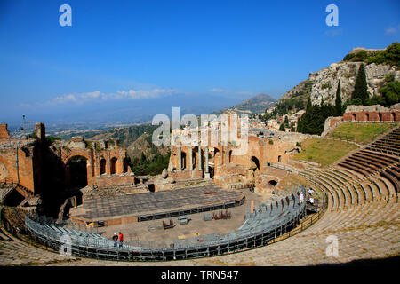 Das Teatro Greco in Richtung Ätna in der Ferne in Taormina Sizilien Italien suchen Stockfoto