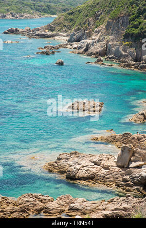 Landschaft mit Meer, Steine, Straße und an der Küste von Santa Teresa di Gallura im Norden von Sardinien. Italien. Stockfoto