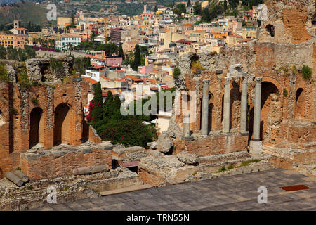 Das Teatro Greco in Richtung Ätna in der Ferne in Taormina Sizilien Italien suchen Stockfoto