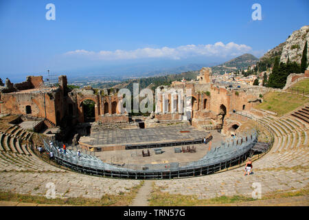 Das Teatro Greco mit Blick auf den Ätna in der Ferne. Taormina Sizilien Stockfoto