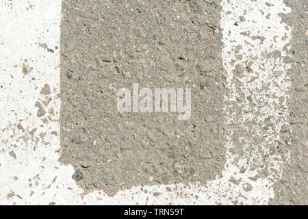 Alte Asphaltdecke mit weißer Farbe auf Schließen. Zusammenfassung Hintergrund Stockfoto