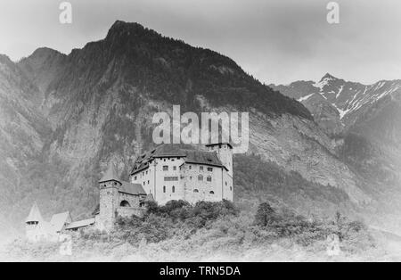 Balzers, FL/Liechtenstein - 9. Juni 2019: horizontale Blick auf die historische Burg Gutenberg in Balzers im Fürstentum Liechtens Stockfoto