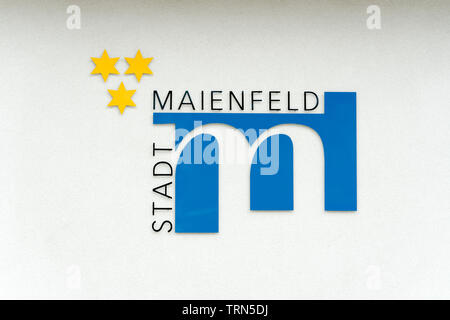 Maienfeld GR/Schweiz - vom 9. Juni 2019: Symbol der Stadt und der Flagge der Gemeinde Maienfeld mit deutschen Text lesen' Stadt Maienfeld' Stockfoto