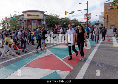 VANCOUVER, BRITISH COLUMBIA, KANADA - 9. JUNI 2019. Massen von Menschen auf der 2019 Italienischen Tag Festival auf Commercial Drive in Vancouver's Viertel Little Italy. Italienischer Tag ist das größte jährliche kulturelle Street Festival. Stockfoto