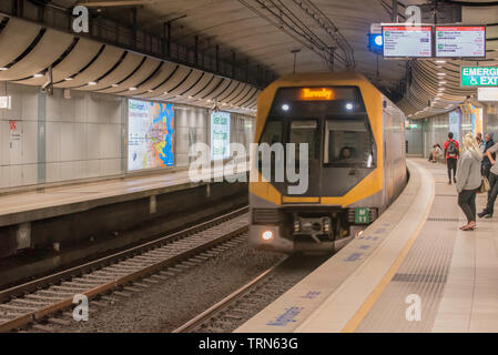 M Set Millennium Zug betritt Green Square U-Bahn Station auf der Linie, Sydney Flughafen und der Stadt in Australien Stockfoto