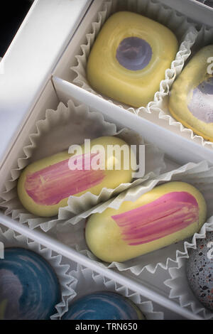 Eine Schachtel Pralinen in Pastellfarben sortiert Stockfoto