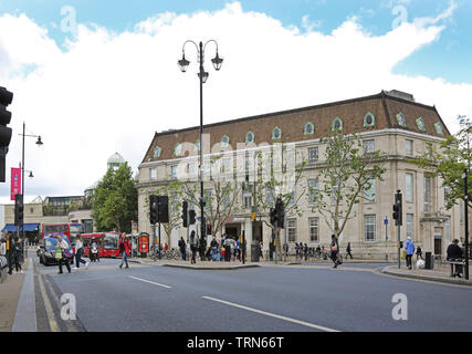 Wimbledon Town Center, im Südwesten von London besetzt mit Käufern auf einer belebten, Sommer Samstag. Blick nach Westen entlang Wimbledon Broadway. Stockfoto