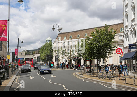 Wimbledon Town Center, im Südwesten von London besetzt mit Käufern auf einer belebten, Sommer Samstag. Blick nach Westen entlang Wimbledon Broadway. Stockfoto