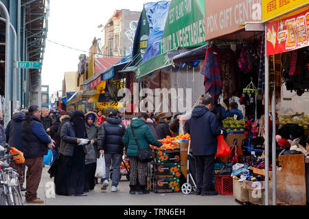 Käufer auf 86th St und Bay 32th St in den Bensonhurst Nachbarschaft von Brooklyn, NY (26. Januar 2019) Stockfoto