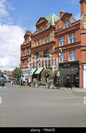 Wimbledon Village, im Südwesten von London, UK, in der Nähe der berühmten Tennis Club. Zeigt die Ivy Cafes und Geschäften auf der Kreuzung der High Street und Church Road Stockfoto