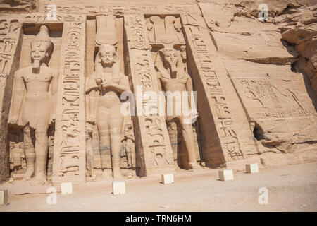 Statuen von Ramses II und Nefertari und Hathor vor der kleinen Tempel von Abu Simbel Stockfoto