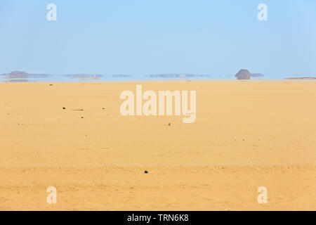 Illusion von Bergen gebildet, indem eine Fata Morgana in der Wüste von Abu Simbel und Assuan Stockfoto