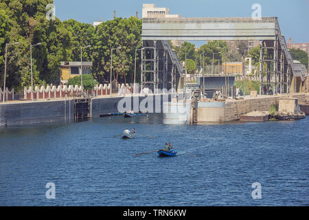 Editorial: Luxor, Ägypten, 16. Oktober 2018 - Händler aus dem Esna Sperre kommen, ihre Waren zu verkaufen. Stockfoto