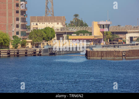 Editorial: Luxor, Ägypten, 16. Oktober 2018 - Annäherung an der Schleuse von Esna nach dem Staudamm am Nil Stockfoto