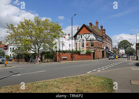 Wimbledon Village: Geschäfte und Restaurants an der Ecke von Wimbledon Common und die High Street in diesem wohlhabenden Gegend von Südwesten London, UK. Stockfoto