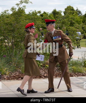 AIREWAS, England. 01. JUNI 2019: Brigadier Vivienne Buck und Marc Thompson an der National Arboretum, an der Royal Military Police jährliche Wartung der Erinnerung in Airewas, England. Stockfoto